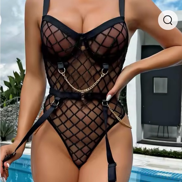 Bodysuit Tight fitting deep V-strap with see through grid pattern - Picture 2 of 3